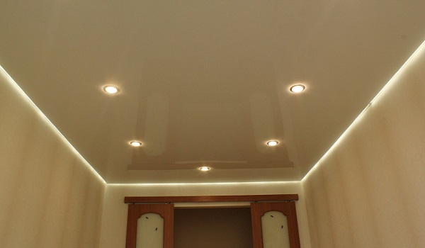 Потолок 14 кв.м. со светильниками.