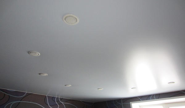 Потолок 16 кв.м. со светильниками.