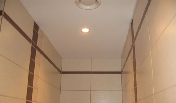 Потолок 1 кв.м. со светильником.