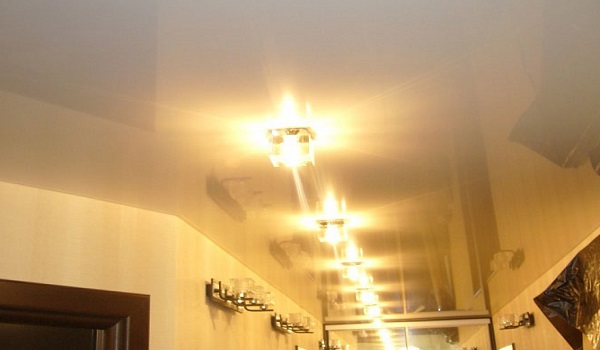 Потолок 7 кв.м. с 8 светильниками.