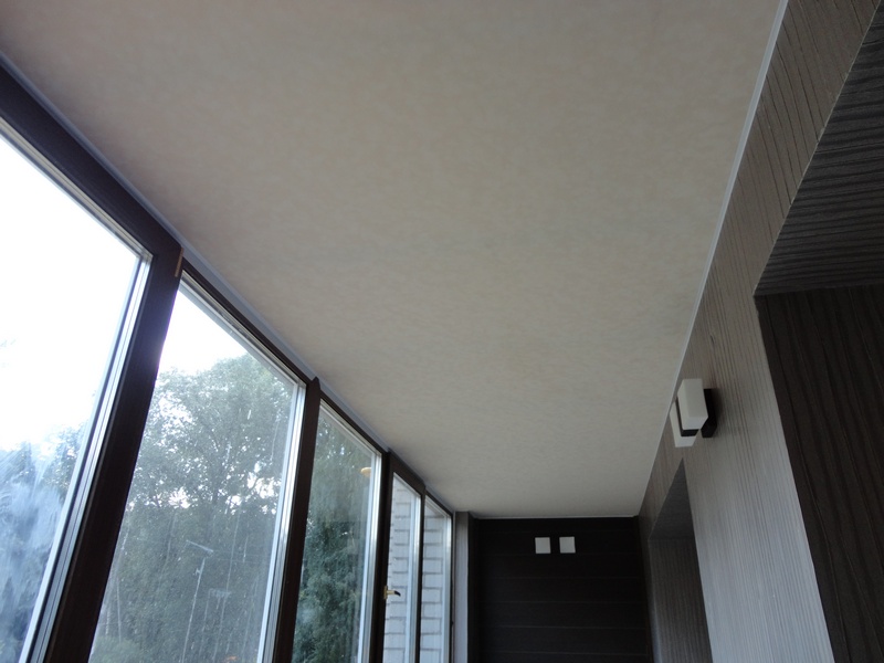 Натяжной потолок для балконов