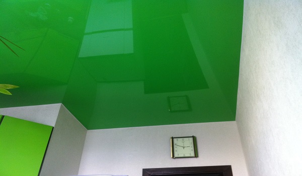 цветной потолок 